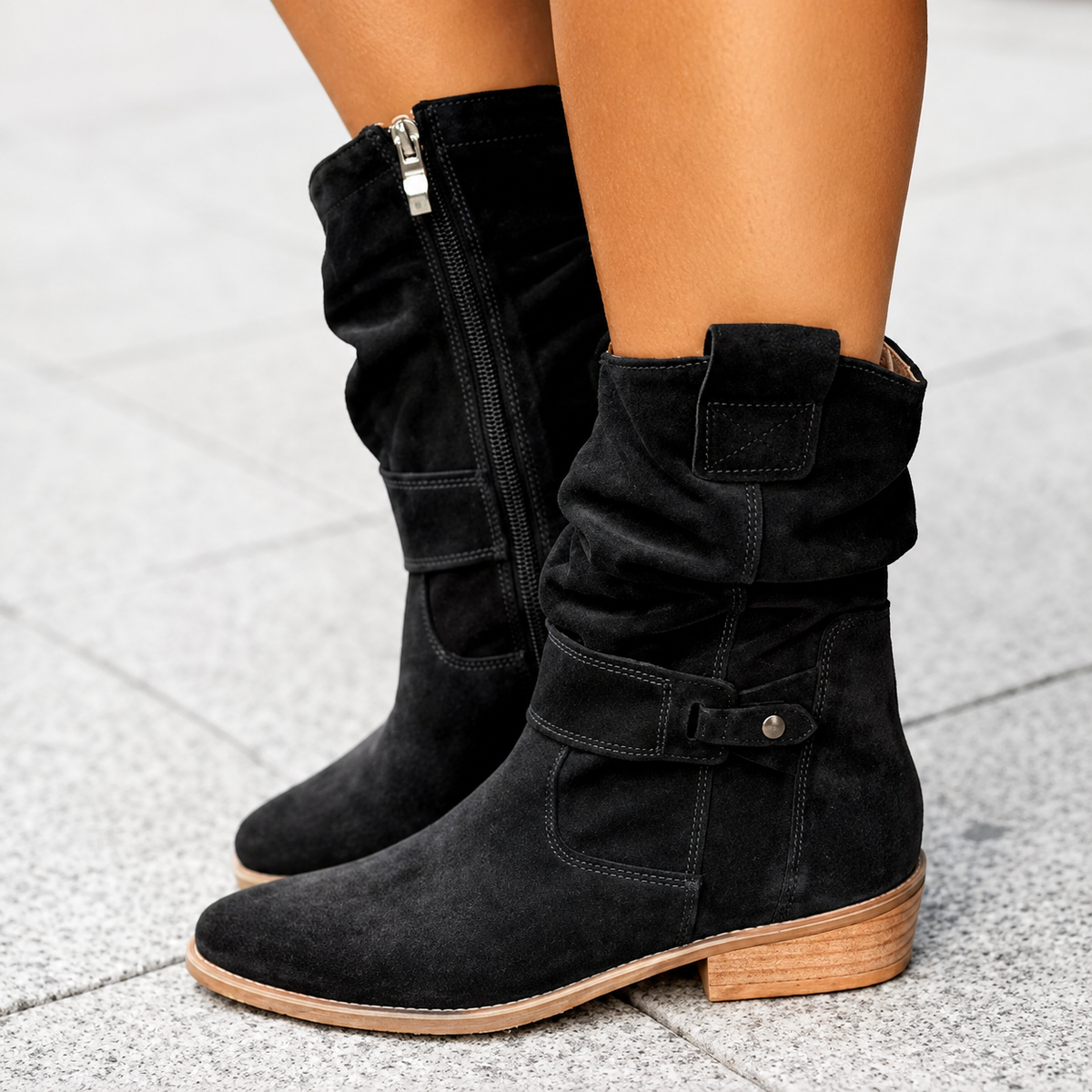Livia | Slouchy Wildleder-Stiefeletten mit Zierdetail