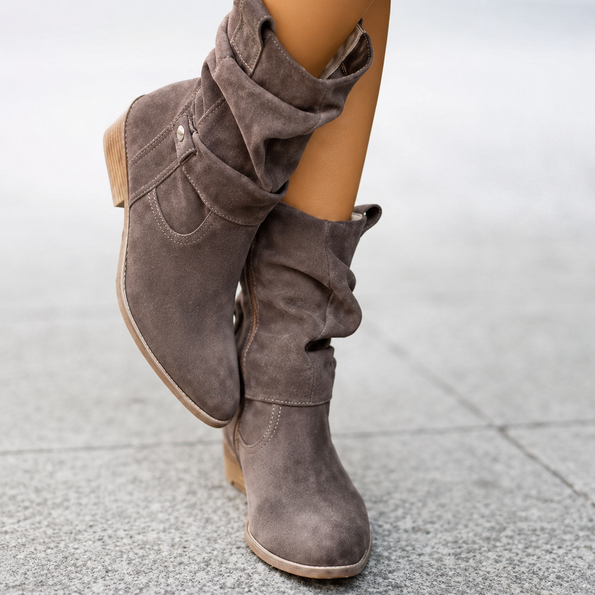 Livia | Slouchy Wildleder-Stiefeletten mit Zierdetail