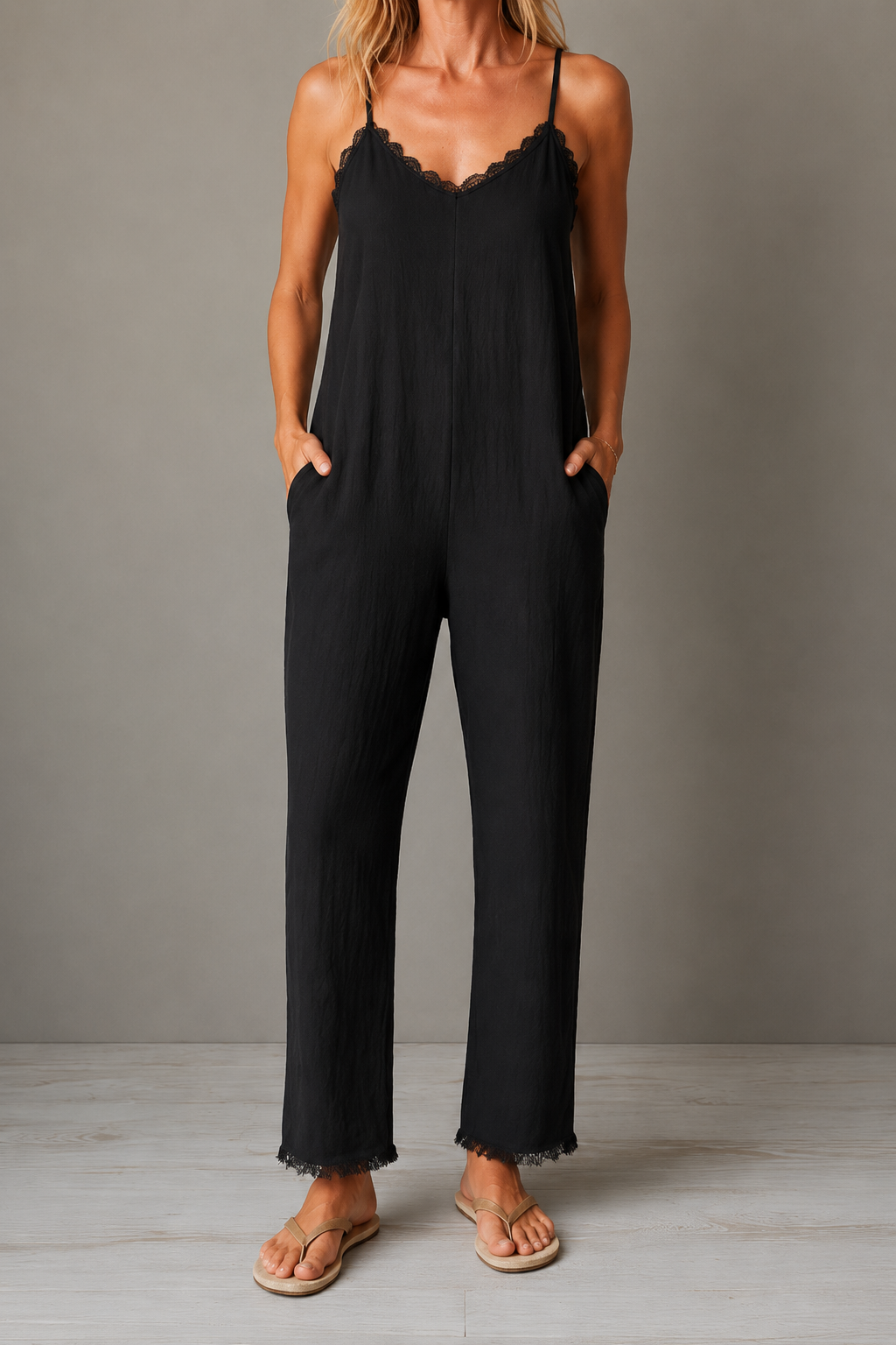 Line | Eleganter Jumpsuit mit Spitzenbesatz